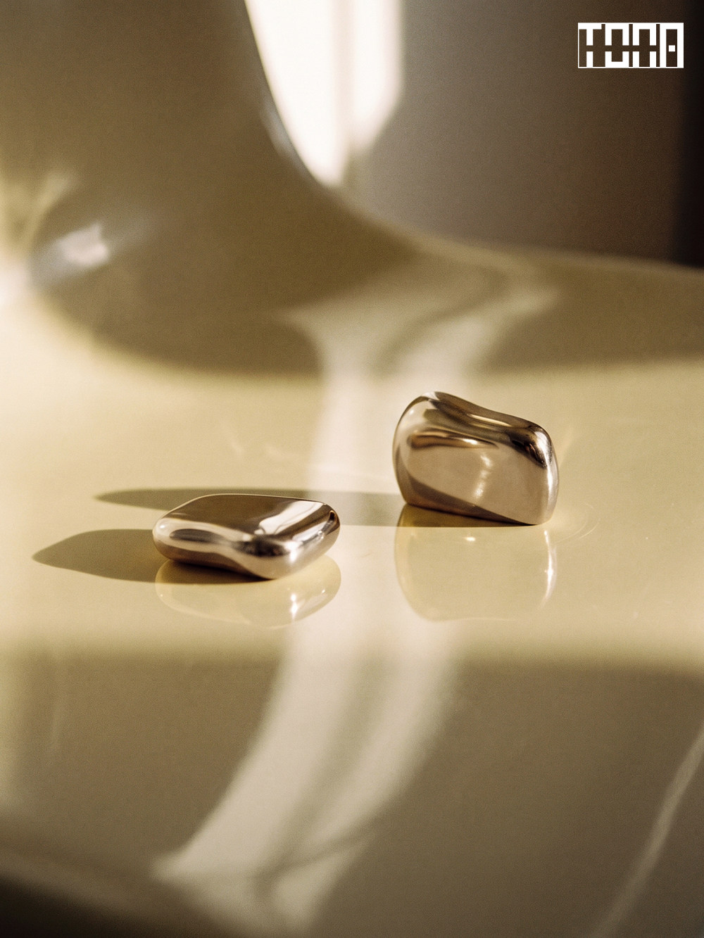 Maniglie per cassetti TONA in  - Curved Spring Bar recensione e prezzo