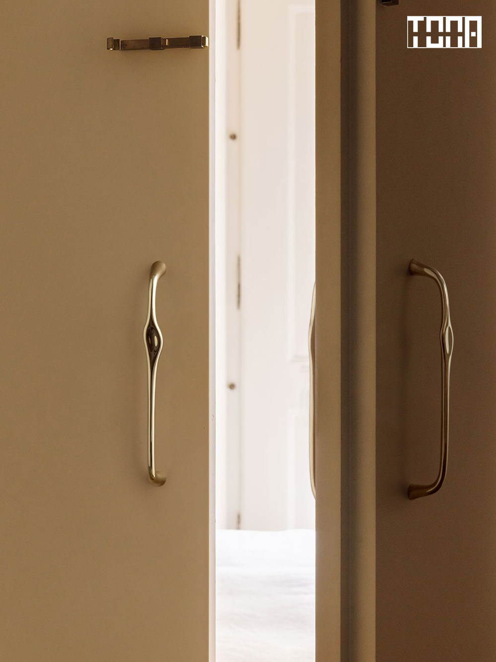 Maniglie per cassetti TONA in  - Curved Spring Bar recensione e prezzo